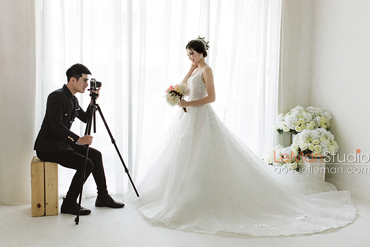 Với album Studio Hàn Quốc / Áo cưới Lê Mẫn, bạn sẽ được trải nghiệm những bức ảnh cưới đẹp và hoàn hảo, với những bộ outfit chất lượng và phong cách chụp ảnh đẹp nhất hiện nay. Bạn sẽ được tư vấn tận tình từ đội ngũ stylist và phong cách chụp hình chuyên nghiệp nhất. Hãy cùng xem những bức ảnh đẹp này để có thêm những ý tưởng cho bộ ảnh cưới của mình.